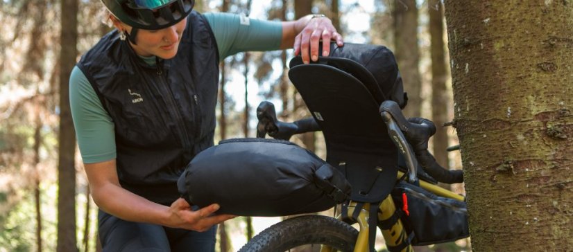 Restrap Holster Bar Bag Plus – odnímanie vaku pri bikepackingu