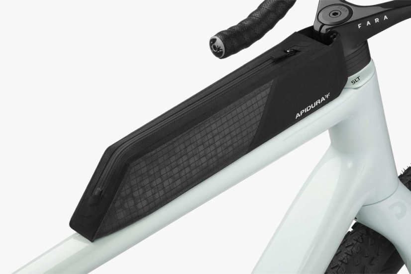 Apidura Aero Bolt-On Long Top Tube Module – pohľad zhora a detail zipsu