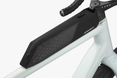 Apidura Aero Bolt-On Long Top Tube Module – pohľad zhora a detail zipsu