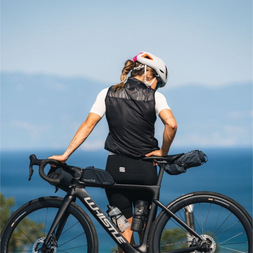 Sportful Cluster Multicolor – bikepackingová podsedlová taška v teréne