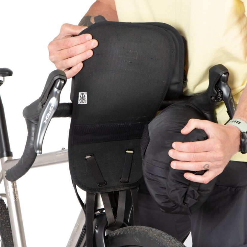 Restrap Holster Bar Bag Plus – vyberanie drybagu z holstra