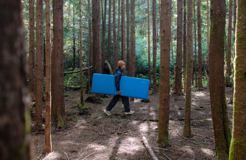 Therm-a-Rest Trail Pro MAX – prenášanie karimatky v kempe