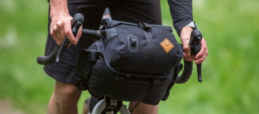 Restrap Holster Bar Bag Plus – kompletná 18 L zostava v teréne