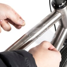 Restrap Bicycle Protection Kit – prikladanie fólie na rám