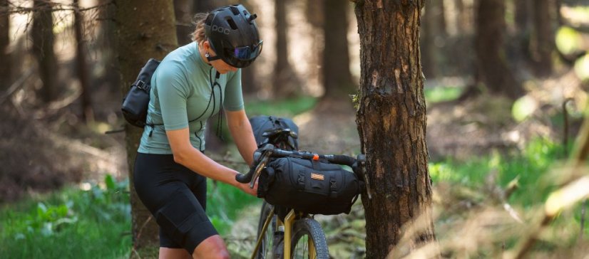 Restrap Holster Bar Bag Plus – nastavenie tašky počas výpravy