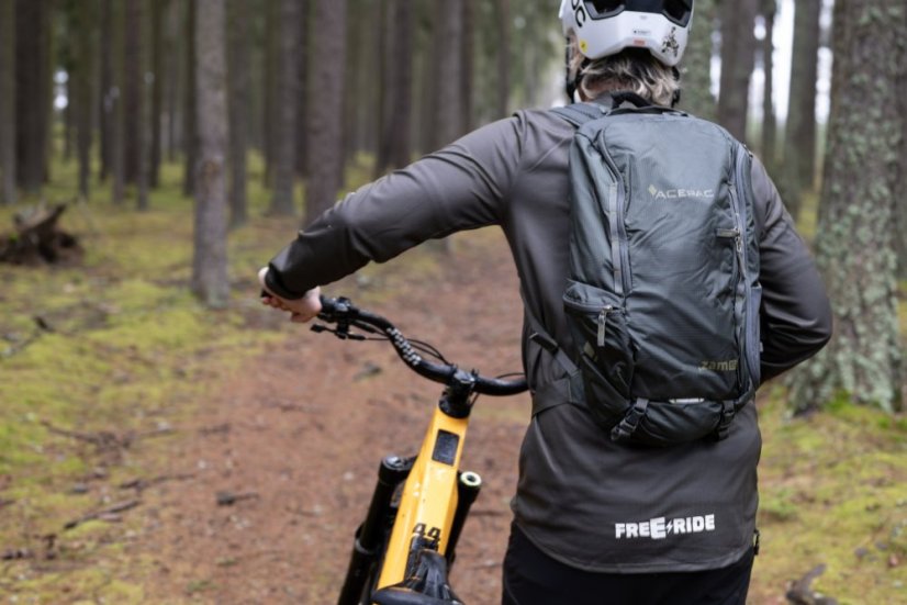 Acepac Zam 15 Exp MKIII – cyklistický batoh pri jazde v teréne