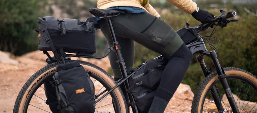 Restrap Switch Top Bag pri bikepackingovej jazde v teréne