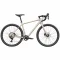 Gravel bicykel s cestnými riadidlami a širšími plášťami.