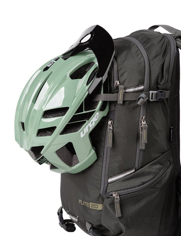 Acepac Flite 20 MKIII – sivý variant s uchytenou cyklistickou prilbou