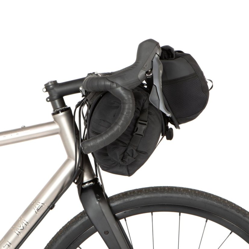 Restrap Holster Bar Bag Plus – bočný profil na gravel bicykli