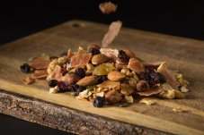 Adventure Menu | Trailmix s brusnicami