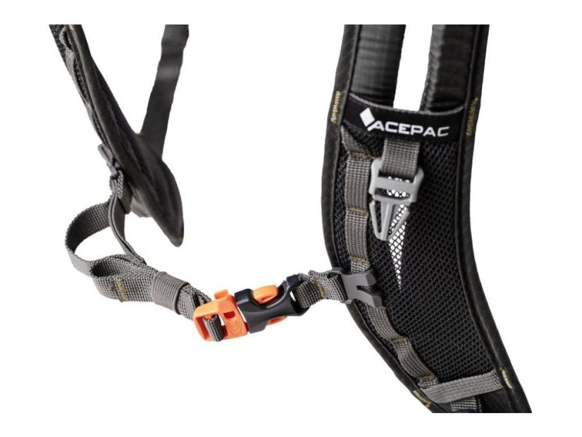 Acepac Flite 10 MKIII – detail hrudného popruhu s píšťalkou